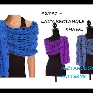 Puede incluir: Un chal de ganchillo en tres colores: azul, morado y azul claro. El chal es rectangular y tiene un patrón de encaje. El texto "#2797 - LACY RECTANGLE SHAWL" está en la parte superior de la imagen. El texto "HECTANOOGA PATTERNS" está en la parte inferior de la imagen.
