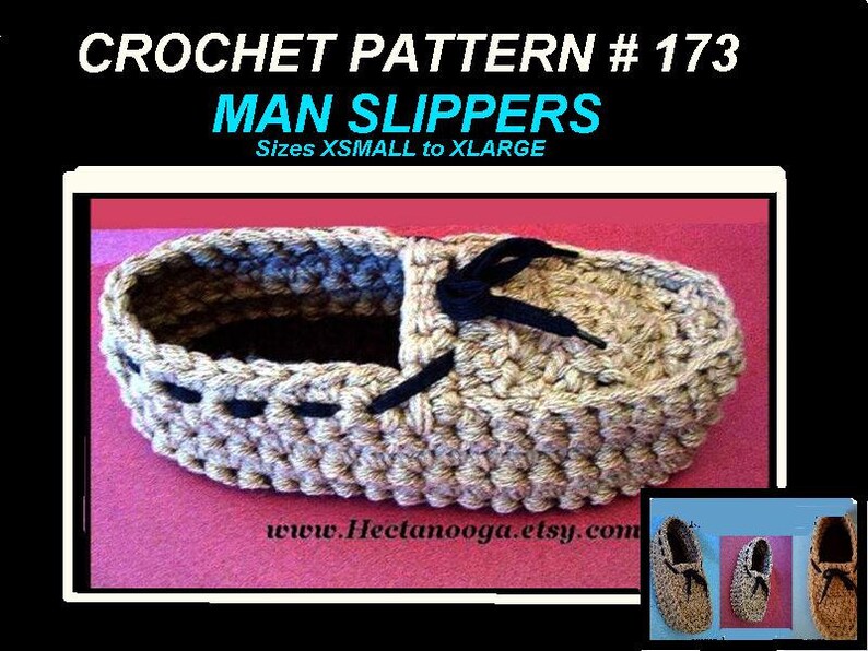 Puede incluir: Zapatilla de ganchillo en hilo beige con detalles y cordones negros. El texto "CROCHET PATTERN # 173 MAN SLIPPERS" se muestra encima de la zapatilla, con tallas XSMALL a XLARGE. Tambi&eacute;n se ve el sitio web www.Hectanooga.etsy.com.