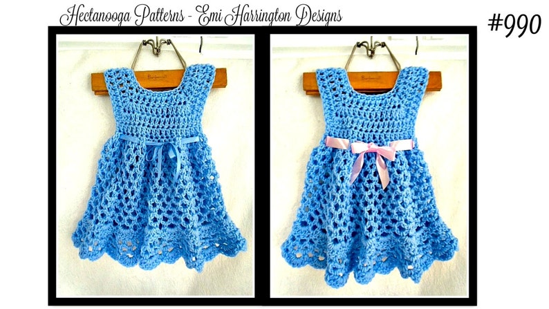 Pu&ograve; includere: Un abito da beb&eacute; in crochet blu chiaro con un nastro rosa legato in vita. L'abito ha un orlo a balze ed &egrave; appeso a un appendiabiti di legno.