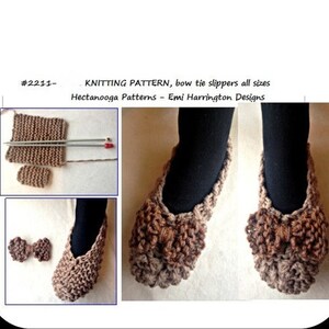 Op de afbeelding: Breipatroon voor strik-pantoffels in alle maten. De afbeelding toont een afgewerkt paar bruine gebreide pantoffels met een strikdetail, samen met brei-instructies en een strikmonster. De tekst luidt: "#2211- KNITTING PATTERN, bow tie slippers all sizes Hectanooga Patterns - Emi Harrington Designs."