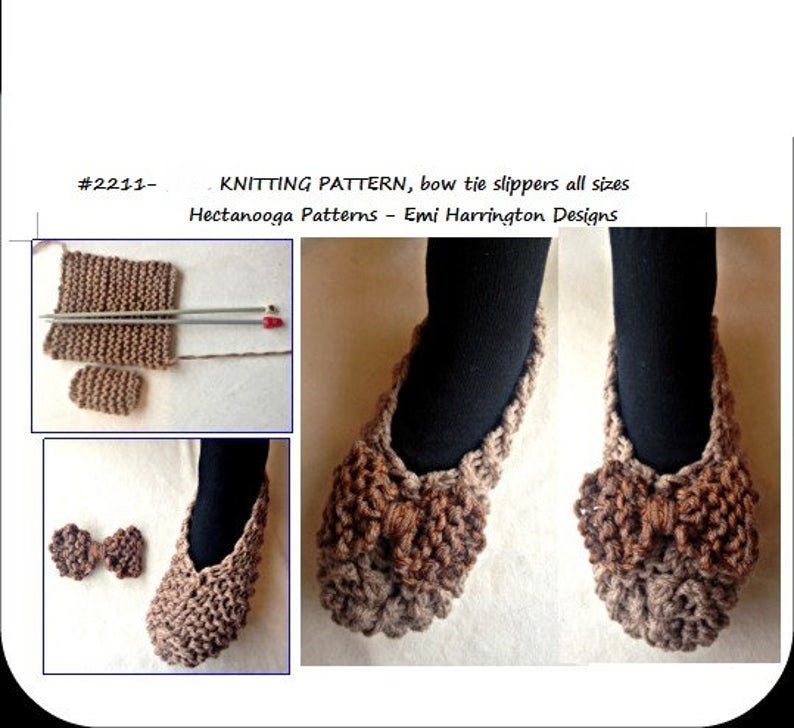 Op de afbeelding: Breipatroon voor strik-pantoffels in alle maten. De afbeelding toont een afgewerkt paar bruine gebreide pantoffels met een strikdetail, samen met brei-instructies en een strikmonster. De tekst luidt: "#2211- KNITTING PATTERN, bow tie slippers all sizes Hectanooga Patterns - Emi Harrington Designs."