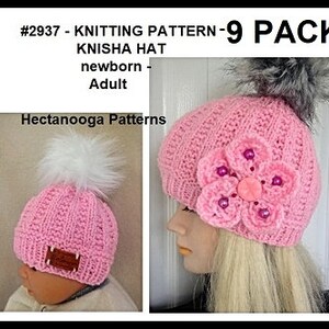 Puede incluir: Un gorro de punto rosa con un diseño de flor y un pompón blanco. El gorro se muestra en una modelo y un bebé. El texto en la imagen dice "#2937 - KNITTING PATTERN - 9 PACK KNISHA HAT newborn - Adult Hectanooga Patterns".