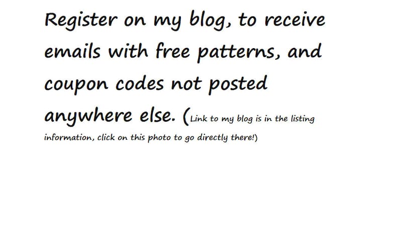 Pu&ograve; includere: Testo su sfondo bianco che recita: "Iscriviti al mio blog per ricevere email con modelli gratuiti e codici coupon non pubblicati altrove. (Il link al mio blog &egrave; nelle informazioni dell'elenco, fai clic su questa foto per andare direttamente l&igrave;!)"