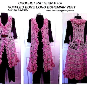 Könnte beinhalten: Häkelmuster #760 für eine lange, gekräuselte Boho-Weste. Die Weste ist rosa und hat ein gehäkeltes Design. Das Muster ist in den Größen 12 bis 3XL für Erwachsene erhältlich.