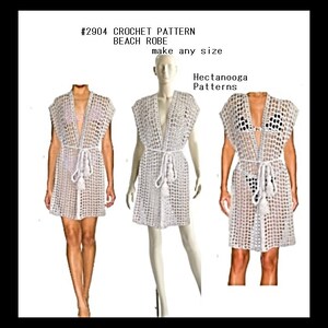 Pode incluir: Padr&atilde;o de roup&atilde;o de praia de croch&ecirc; branco, #2904, com cinto de la&ccedil;o e borla. O padr&atilde;o est&aacute; dispon&iacute;vel em qualquer tamanho. O texto "Hectanooga Patterns" tamb&eacute;m &eacute; vis&iacute;vel.