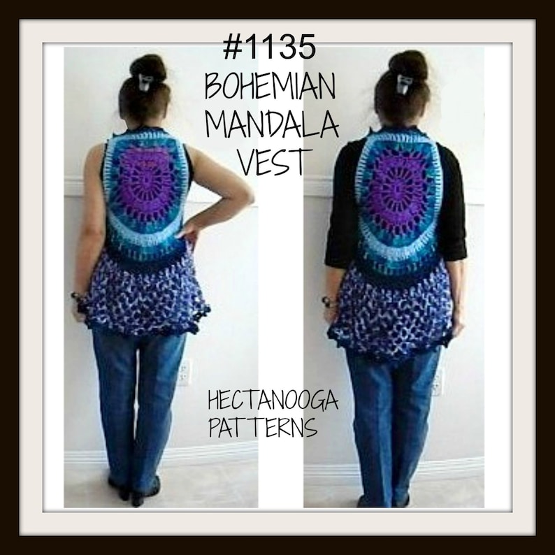 K&ouml;nnte beinhalten: Eine H&auml;kelweste mit einem blauen und violetten Mandala-Muster. Die Weste ist &auml;rmellos und hat einen gewellten Saum. Die Weste wird von einer Person mit Jeans getragen. Der Text auf dem Bild lautet "#1135 Bohemian Mandala Vest Hectanooga Patterns".