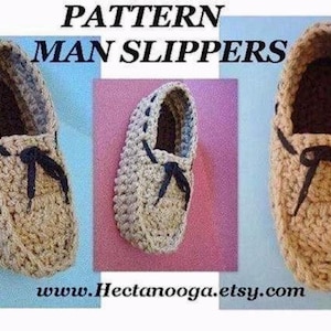 Puede incluir: Zapatillas de ganchillo en estilo mocas&iacute;n, mostradas en tres vistas. Las zapatillas son de color beige con cordones y detalles de costura en marr&oacute;n oscuro. El texto "PATTERN MAN SLIPPERS" est&aacute; en la parte superior de la imagen.
