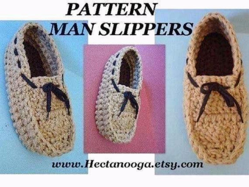 Puede incluir: Zapatillas de ganchillo en estilo mocas&iacute;n, mostradas en tres vistas. Las zapatillas son de color beige con cordones y detalles de costura en marr&oacute;n oscuro. El texto "PATTERN MAN SLIPPERS" est&aacute; en la parte superior de la imagen.