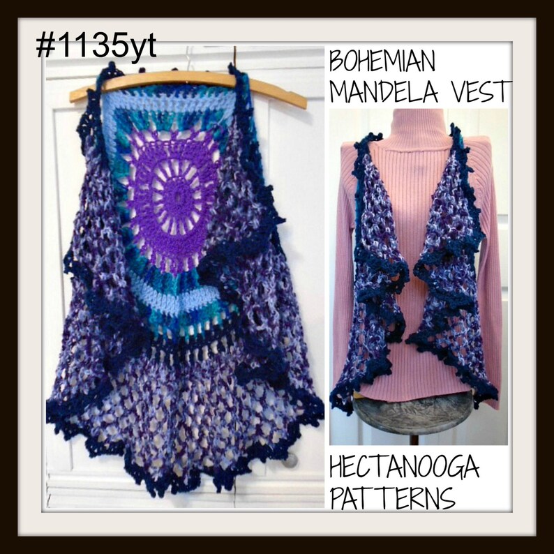K&ouml;nnte beinhalten: Eine geh&auml;kelte Weste mit einem lila und blauen Mandala-Muster. Die Weste ist mit einem Lochmuster gearbeitet und hat einen gewellten Saum. Die Weste wird auf einem Kleiderb&uuml;gel und auf einer Schaufensterpuppe gezeigt. Der Text "BOHEMIAN MANDELA VEST" und "HECTANOOGA PATTERNS" ist auf dem Bild zu sehen.