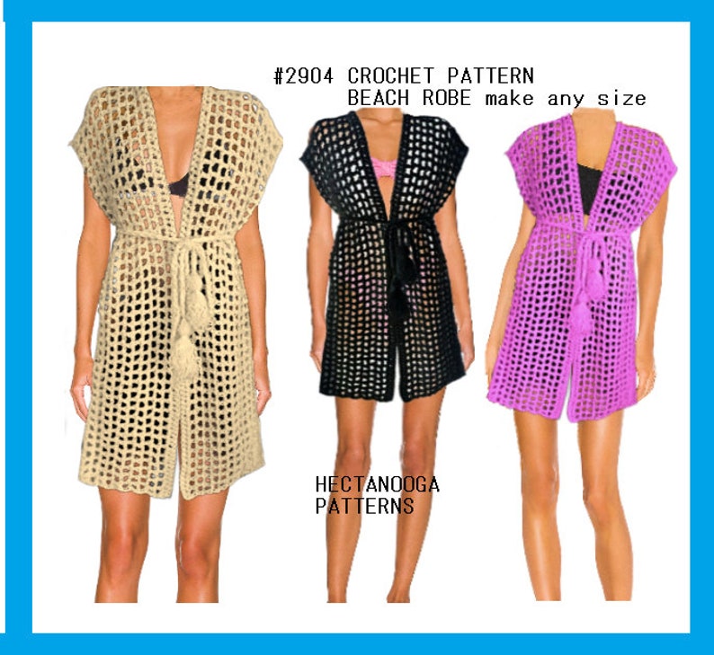 Pode incluir: Tr&ecirc;s roup&otilde;es de praia de croch&ecirc; em bege, preto e rosa. Os roup&otilde;es s&atilde;o feitos com um padr&atilde;o de ponto quadrado e t&ecirc;m um la&ccedil;o na cintura. O texto na imagem diz "#2904 CROCHET PATTERN BEACH ROBE make any size HECTANOOGA PATTERNS".