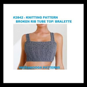 Könnte beinhalten: Strickmuster für ein Top oder Bralette mit gebrochenen Rippen. Das Muster heißt #2842 und stammt von Chattanooga Patterns.