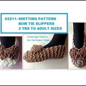 Op de afbeelding: Gebreide strik-pantoffels in bruin en wit. De afbeelding toont drie aanzichten van de pantoffels, met de tekst "#2211- KNITTING PATTERN BOW TIE SLIPPERS 2 YRS TO ADULT SIZES". De pantoffels zijn handgemaakt.