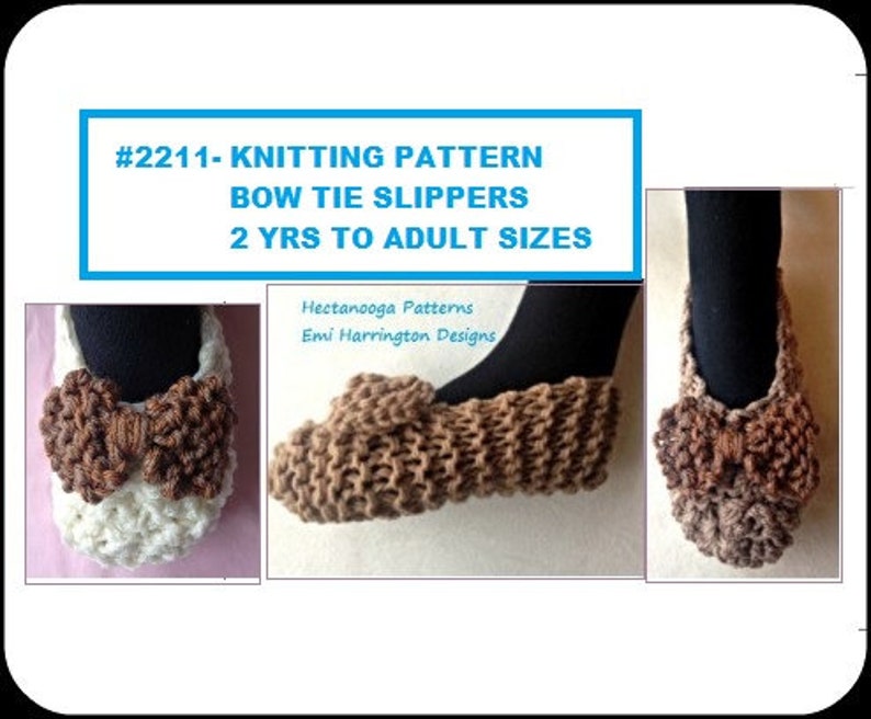 Op de afbeelding: Gebreide strik-pantoffels in bruin en wit. De afbeelding toont drie aanzichten van de pantoffels, met de tekst "#2211- KNITTING PATTERN BOW TIE SLIPPERS 2 YRS TO ADULT SIZES". De pantoffels zijn handgemaakt.