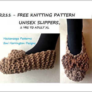 Op de afbeelding: Bruine gebreide unisex pantoffels met een strikdetail. De afbeelding bevat de tekst "#2211 - FREE KNITTING PATTERN, UNISEX SLIPPERS, 2 YRS TO ADULT XL" en "Hectanooga Patterns, Emi Harrington Designs."