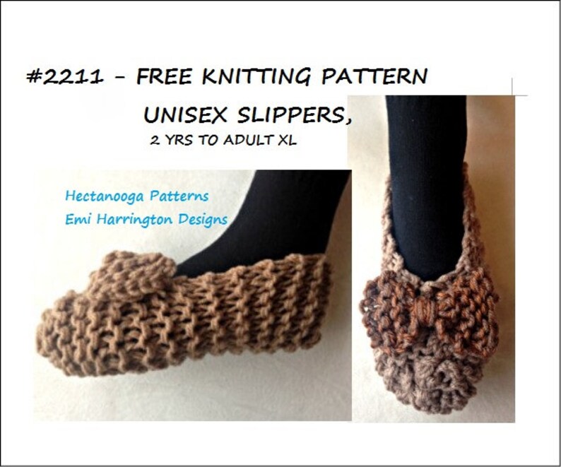 Op de afbeelding: Bruine gebreide unisex pantoffels met een strikdetail. De afbeelding bevat de tekst "#2211 - FREE KNITTING PATTERN, UNISEX SLIPPERS, 2 YRS TO ADULT XL" en "Hectanooga Patterns, Emi Harrington Designs."