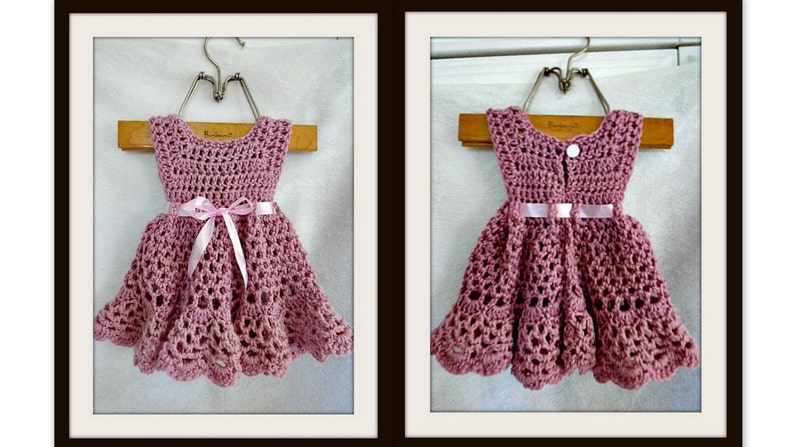 Pu&ograve; includere: Un vestitino da neonata in crochet rosa con un nastro di raso rosa legato in vita. Il vestito ha una chiusura a bottone sul retro.
