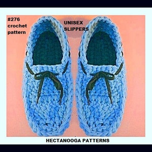 Puede incluir: Un par de zapatillas unisex de ganchillo azul claro con cordones verde oscuro. Las zapatillas tienen un aspecto texturizado y un interior oscuro. El texto de la imagen dice "#276 crochet pattern" y "UNISEX SLIPPERS". La parte inferior de la imagen dice "HECTANOOGA PATTERNS".