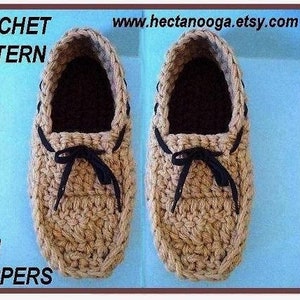 Puede incluir: Un par de zapatillas de ganchillo de color marr&oacute;n claro, con cordones negros y un interior marr&oacute;n oscuro. El texto "CROCHET PATTERN" y "MAN SLIPPERS" es visible en la imagen.