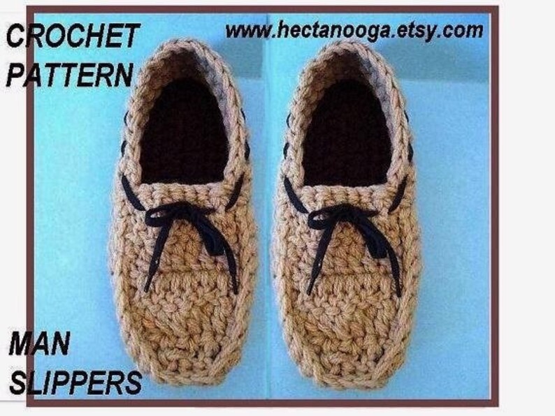 Puede incluir: Un par de zapatillas de ganchillo de color marr&oacute;n claro, con cordones negros y un interior marr&oacute;n oscuro. El texto "CROCHET PATTERN" y "MAN SLIPPERS" es visible en la imagen.