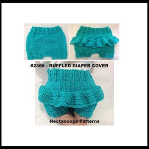 Könnte beinhalten: Eine türkisfarbene gestrickte Windelhülle mit einem gerüschten Saum. Das Muster heißt #2368 - Ruffled Diaper Cover und stammt von Hectanooga Patterns.