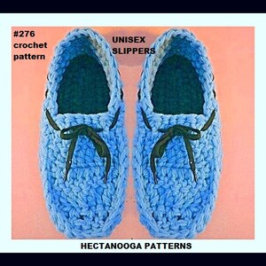 Puede incluir: Un par de zapatillas unisex de ganchillo azul claro con cordones verde oscuro. Las zapatillas tienen un dise&ntilde;o texturizado y un interior oscuro. El texto de la imagen dice "#276 crochet pattern" y "UNISEX SLIPPERS". La parte inferior de la imagen dice "HECTANOOGA PATTERNS".