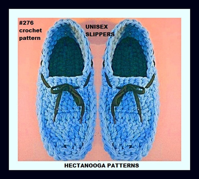 Puede incluir: Un par de zapatillas unisex de ganchillo azul claro con cordones verde oscuro. Las zapatillas tienen un dise&ntilde;o texturizado y un interior oscuro. El texto de la imagen dice "#276 crochet pattern" y "UNISEX SLIPPERS". La parte inferior de la imagen dice "HECTANOOGA PATTERNS".