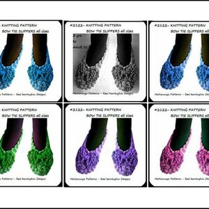 Op de afbeelding: Zes afbeeldingen van gebreide strik-pantoffels in verschillende kleuren, waaronder blauw, grijs, groen, paars en roze. Elke afbeelding toont een paar pantoffels aan de voeten van een persoon. De tekst luidt: "#2122 - Breipatroon Strik-pantoffels alle maten."