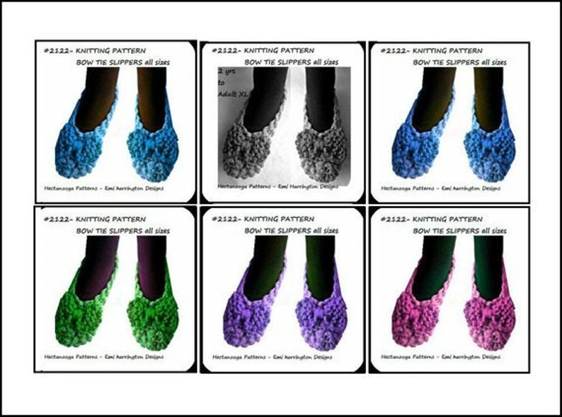 Op de afbeelding: Zes afbeeldingen van gebreide strik-pantoffels in verschillende kleuren, waaronder blauw, grijs, groen, paars en roze. Elke afbeelding toont een paar pantoffels aan de voeten van een persoon. De tekst luidt: "#2122 - Breipatroon Strik-pantoffels alle maten."