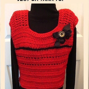 Könnte beinhalten: Eine rote gehäkelte Weste oder ein Tanktop mit einem schwarzen Streifen und einer dekorativen schwarzen Schleife mit einem Knopf. Der Text "HOW TO CROCHET A VEST OR TANK TOP" befindet sich oben im Bild. Die Weste wird auf einem schwarzen Rollkragenpullover präsentiert.