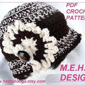 Pode incluir: Um padrão de chapéu de crochê em formato PDF. O chapéu é marrom e branco com um design de flor. O padrão é de M.E.H. Designs.