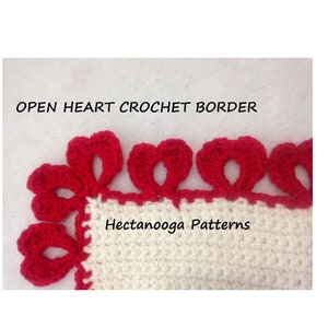 Può includere: Primo piano di un quadrato all'uncinetto bianco con un bordo all'uncinetto a cuore aperto rosso. Il testo "Hectanooga Patterns" è visibile nell'angolo in basso a destra dell'immagine.