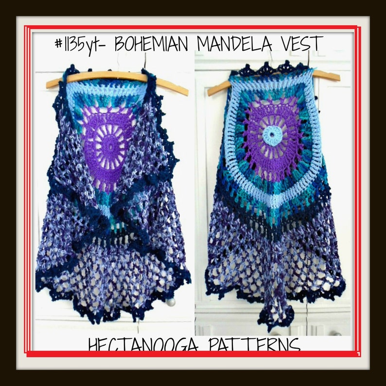 K&ouml;nnte beinhalten: Eine geh&auml;kelte Weste mit einem Mandala-Muster in Blaut&ouml;nen, Lila und T&uuml;rkis. Die Weste hat einen gewellten Saum und h&auml;ngt an einem Holzb&uuml;gel. Der Text #1135yt- BOHEMIAN MANDELA VEST und HEFTANOOGA PATTERNS ist im Bild sichtbar.