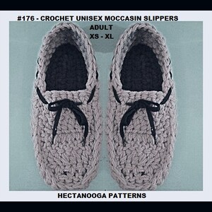 Puede incluir: Par de zapatillas de mocas&iacute;n unisex de ganchillo gris con cordones negros. La imagen incluye el texto "#176 - CROCHET UNISEX MOCCASIN SLIPPERS" y "ADULT XS - XL". Tambi&eacute;n se ve el texto "HECTANOOGA PATTERNS".