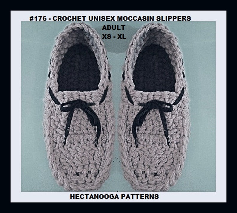 Puede incluir: Par de zapatillas de mocas&iacute;n unisex de ganchillo gris con cordones negros. La imagen incluye el texto "#176 - CROCHET UNISEX MOCCASIN SLIPPERS" y "ADULT XS - XL". Tambi&eacute;n se ve el texto "HECTANOOGA PATTERNS".