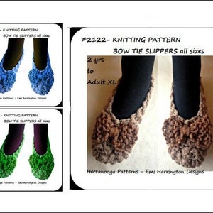 Op de afbeelding: Afbeelding van een breipatroon voor strik-slippers, maten van 2 jaar tot volwassen XL. De afbeelding toont voorbeelden van de slippers in blauw, groen en bruin. De tekst op de afbeelding luidt: "#2122 - Breipatroon Strik Slippers alle maten."