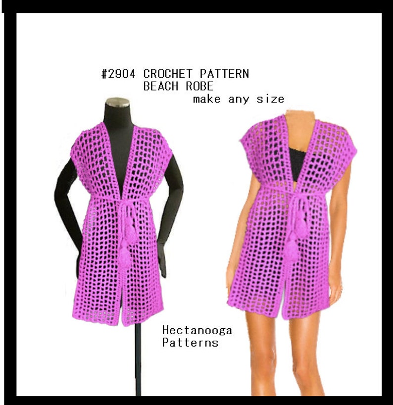 Pode incluir: Padr&atilde;o de croch&ecirc; para uma bata de praia, mostrado em rosa. O padr&atilde;o &eacute; chamado #2904 e est&aacute; dispon&iacute;vel em qualquer tamanho. O padr&atilde;o &eacute; de Hectanooga Patterns.