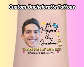 Puede incluir: Un tatuaje personalizado para una despedida de soltera con una foto de un hombre y el texto "¡Él hizo la pregunta! ¡Estamos abriendo botellas! Despedida de soltera de Stephanie"