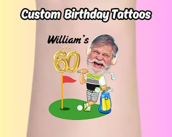 Puede incluir: Un diseño de tatuaje de cumpleaños personalizado con una ilustración de dibujos animados de un hombre con barba y auriculares, sosteniendo un palo de golf y de pie en un campo de golf verde. El número 60 está en globos dorados y el texto "William's" está sobre la ilustración.