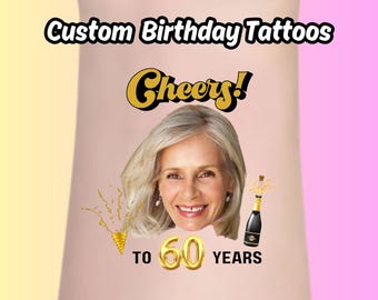 Puede incluir: Un diseño de tatuaje de cumpleaños personalizado con el rostro de una mujer, las palabras "Cheers!" y "To 60 Years", una botella de champán y confeti.