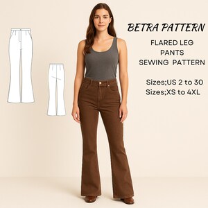 Könnte beinhalten: Eine Frau trägt eine braune Schlaghose und ein graues Tanktop. Das Bild enthält eine Schnittmusterzeichnung der Hose und den Text "BETRA PATTERN FLARED LEG PANTS SEWING PATTERN Sizes; US 2 to 30 Sizes; XS to 4XL."