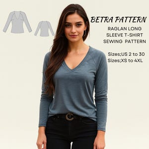 Può includere: Una donna indossa una maglietta a maniche lunghe con scollo a V di colore blu-grigio tenue. L'immagine include un grafico del modello di cucito e il testo: "BETRA PATTERN, RAGLAN LONG SLEEVE T-SHIRT SEWING PATTERN, Taglie: US 2 a 30, Taglie: XS a 4XL."