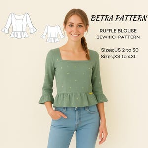 Op de afbeelding: Een vrouw draagt een saliegroene ruffle blouse met een vierkante halslijn en driekwart mouwen. De blouse heeft een peplum en is versierd met kleine, gele bloempatronen. De afbeelding bevat de tekst "BETRA PATTERN" en "RUFFLE BLOUSE SEWING PATTERN". Maten US 2 tot 30 en XS tot 4XL.