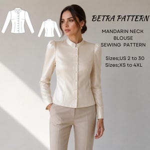 Op de afbeelding: Een crèmekleurige blouse met een mandarijnkraag, lange mouwen en een knoopsluiting. De afbeelding bevat ook een naaipatroon en de tekst "BETRA PATTERN MANDARIN NECK BLOUSE SEWING PATTERN Maten; US 2 tot 30 Maten; XS tot 4XL."