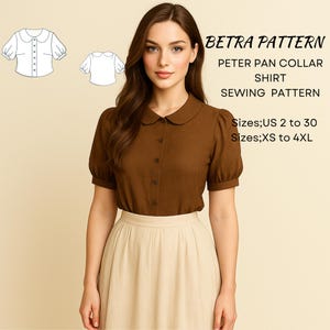 Pode incluir: Uma mulher veste uma camisa marrom com gola Peter Pan e mangas curtas, com uma saia bege. A camisa tem um pequeno padrão xadrez e uma frente abotoada. A imagem inclui um padrão de costura com o texto "BETRA PATTERN PETER PAN COLLAR SHIRT SEWING PATTERN" e informações de tamanho.