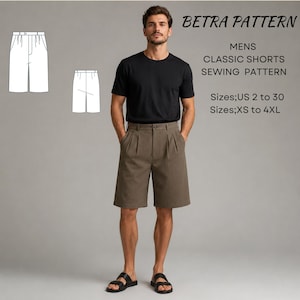 Puede incluir: Un patrón de costura para pantalones cortos clásicos titulado BETRA PATTERN. La imagen muestra un dibujo técnico de los pantalones y una fotografía de una persona con pantalones cortos marrones plisados, camiseta negra y sandalias negras. Tallas US 2 a 30 y XS a 4XL.