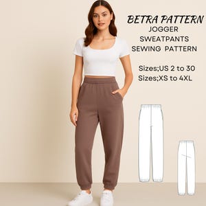 Puede incluir: Una mujer con un top corto blanco y un pantalón deportivo marrón. La imagen incluye un patrón de costura para pantalones deportivos. El texto en la imagen dice "BETRA PATTERN JOGGER SWEATPANTS SEWING PATTERN" y "Sizes; US 2 to 30 Sizes; XS to 4XL".