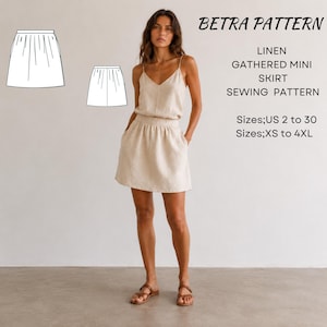 Op de afbeelding: Een naaipatroon voor een beige linnen gerimpelde minirok met het label BETRA PATTERN. De tekst geeft de maten US 2 tot 30 en XS tot 4XL aan. De afbeelding toont een technische lijntekening van de rok naast een foto van de rok met een bijpassende top.