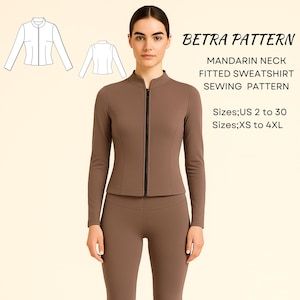 Op de afbeelding: Een vrouw draagt een bruin sweatshirt met mandarijnkraag en een bijpassende legging. Het sweatshirt heeft een zwarte rits en lange mouwen. De afbeelding bevat een naaipatroon en de tekst "BETRA PATTERN MANDARIN NECK FITTED SWEATSHIRT SEWING PATTERN Maten: US 2 tot 30 Maten: XS tot 4XL."