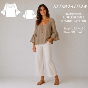 Può includere: Una camicetta beige con scollo rotondo e maniche a campana a tre quarti, abbinata a pantaloni bianchi corti. Il testo recita: BETRA PATTERN, BOHEMIAN RUFFLE BLOUSE SEWING PATTERN, Sizes; US 2 to 30, Sizes; XS to 4XL. Include un disegno al tratto bianco.