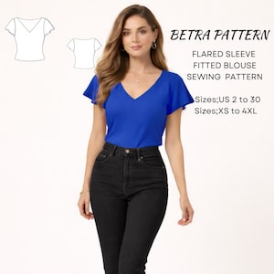 Könnte beinhalten: Eine Frau trägt eine königsblaue Bluse mit V-Ausschnitt und ausgestellten Ärmeln sowie eine schwarze Jeans. Das Bild enthält eine Schnittmusterzeichnung und den Text "BETRA PATTERN, FLARED SLEEVE FITTED BLOUSE SEWING PATTERN, Größen: US 2 bis 30, Größen: XS bis 4XL."